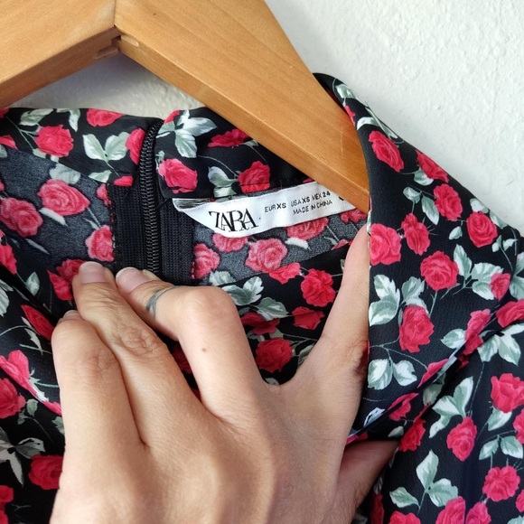 Zara Black and Red Roses Floral Print Long Sleeve Blouse Size XS - never worn - Picture 4 of 4